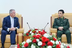 Le général d’armée Phan Van Giang, membre du Bureau politique, secrétaire adjoint de la Commission militaire centrale et ministre de la Défense (à droite), rencontre Michael DeSombre, secrétaire d’État adjoint des États-Unis, à l’occasion de sa visite de travail au Vietnam. Photo : qdnd.vn
