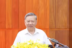 Le secrétaire général du Parti communiste du Vietnam (PCV), To Lam, s'exprime lors de la séance de travail avec les permanences des Comités provinciaux du Parti de Quang Binh et de Quang Tri. Photo : VNA