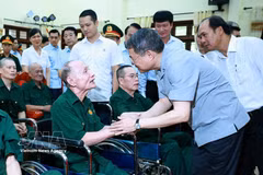 Le Premier ministre Le Minh Hung s'est rendu, dans la matinée du 16 juillet, au Centre de soins pour invalides de guerre de Kim Bang, dans la province de Ninh Binh, afin de rendre visite aux pensionnaires et de leur remettre des cadeaux. Photo : VNA