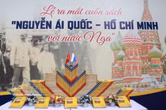 Un ouvrage bilingue vietnamien-russe intitulé "Nguyên Ai Quôc - Hô Chi Minh avec la Russie" a été lancé à Hanoï le 1er juin. Photo : VNA
