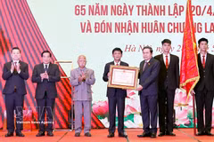 Le président de l’AN, Tran Thanh Man, a remis cette distinction au Conseil des affaires ethniques de l'AN. Photo: VNA