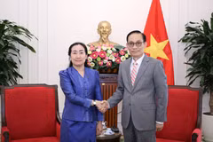 Lê Hoài Trung, membre du Bureau politique et ministre des Affaires étrangères, a reçu dans l’après-midi du 21 mai à Hanoï la nouvelle ambassadrice du Cambodge au Vietnam, Touch Sopharath. Photo : BNG