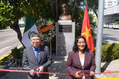 L'ambassadeur du Vietnam au Mexique, Nguyen Van Hai, et la maire d'Acapulco, Abelina López Rodríguez, lors de la cérémonie d'inauguration de la statue restaurée du Président Ho Chi Minh. Photo : VNA