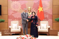 La vice-présidente de l'Assemblée nationale Nguyen Thi Hong et le secrétaire général du MIU, Miguel Mejía. Photo : VNA