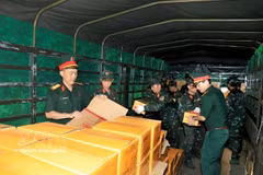 Selon le Département général de la Logistique et de la Technique, la Société par actions 22 a préparé 50 tonnes de rations sèches, trois tonnes de viande en conserve et 3.000 litres d'eau potable. Photo : VNA