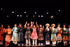 Présentation de costumes vietnamiens. Photo : VNA