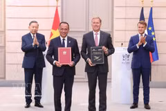 Le secrétaire général du Parti communiste du Vietnam et président de la République, To Lam, et le président français, Emmanuel Macron, ont assisté à la cérémonie de remise de documents de coopération entre le Vietnam et la France. Photo: VNA