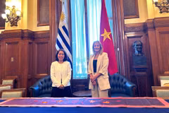 L'ambassadrice du Vietnam en Uruguay, Ngo Minh Nguyet,(gauche) et la vice-présidente élue, Carolina Cosse. Photo : VNA