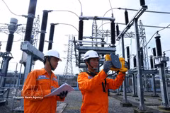 Des agents de PC Tay Ninh inspectent le système électrique de la sous-station 110 kV de Can Giuoc. Photo: VNA