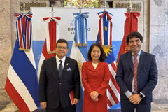 L'ambassadrice du Vietnam en Argentine Ngo Minh Nguyet, l'ambassadeur indonésien Sulaiman Syarif et le président de la Chambre de commerce Mercosur-ASEAN (MACC) Rodolfo Caffaro, lors du séminaire. Photo : VNA