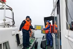 Les garde-côtes du Vietnam et de la Chine effectuent une patrouille conjointe dans les eaux du golfe du Bac Bo. Photo: VNA