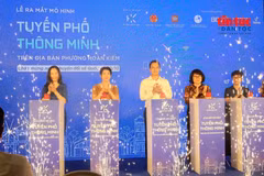 Dans la soirée du 9 octobre, au 48, rue Hang Ngang, le Comité populaire du quartier de Hoan Kiem, à Hanoï, a lancé le projet pilote des "rues intelligentes" sur l’axe Hang Dao – Hang Ngang – Hang Duong – Dong Xuan – Hang Giay. Photo : baotintuc