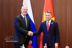 Le Premier ministre Le Minh Hung (droite) et le directeur général du Fonds d’investissement direct russe, Kiril Dmitriev. Photo: VNA