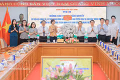 Trinh Van Quyet, membre du Bureau politique, secrétaire du Comité central du Parti et chef de la Commission centrale de la sensibilisation, de l’éducation et de la mobilisation des masses, offre des fleurs et adresse ses félicitations à l’ensemble du personnel de la VNA. Photo: VNA