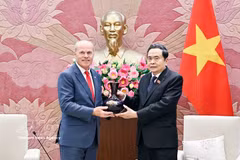 Le président de l’Assemblée nationale, Tran Thanh Man (à droite), remet un cadeau souvenir à l’ambassadeur du Canada au Vietnam, Jim Nickel. Photo: VNA