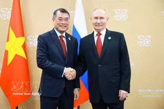 Le Premier ministre Le Minh Hung (gauche) et le président russe Vladimir Poutine. Photo: VNA