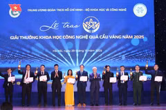 Le Prix « Sphère d’Or » 2025 distingue dix scientifiques de moins de 35 ans dans les domaines des technologies de l’information, de la transformation numérique, de l’automatisation, des biotechnologies, des sciences médicales, des technologies environnementales et des nouveaux matériaux. Photo : VNA