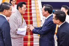 Le roi du Bhoutan, Jigme Khesar Namgyel Wangchuck, et son épouse, la reine Jetsun Pema Wangchuck, sont arrivés à Hanoï le 18 août pour une visite d'État au Vietnam. Photo : VNA