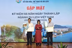 Remise de la décision de reconnaître officiellement deux destinations touristiques. Photo : VNA