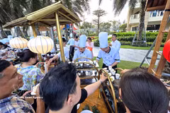Les participants apprécient des spécialités culinaires lors d'un événement touristique. Photo : VNA