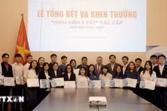 Pour la première fois, 36 étudiants remarquables ont été honorés et récompensés du titre prestigieux d'Étudiants aux cinq qualités pour l'année scolaire 2023-2024. Photo : VNA