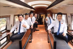 Le train "Les cinq portes de Hanoï" renouvelle le tourisme ferroviaire. Photo : VNA