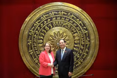 Le vice-président de l'AN Trân Quang Phuong et la présidente de la Commission d'examen de l'économie et de la sécurité entre les États-Unis et la Chine du Congrès américain, Reva Price. Photo: VNA