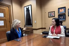 La vice-présidente de l'Assemblée nationale (AN), Nguyen Thi Thanh (droite), et la sénatrice Marsha Blackburn. Photo : VNA