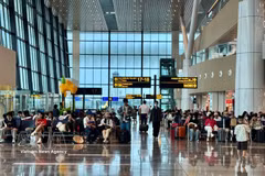 Des passagers attendent aux portes d'embarquement (Photo : VNA)
