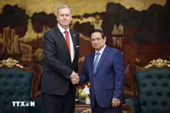 Le Premier ministre Pham Minh Chinh (droite) et Steven Kobos, président-directeur général du groupe américain Excelerate Energy. Photo: VNA