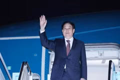 Dans la soirée du 1er novembre, le président Luong Cuong et la délégation vietnamienne de haut niveau ont quitté la ville de Busan. Photo: VNA