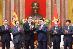 Le président vietnamien Luong Cuong (3e de droite à gauche) reçoit le Premier ministre d'Espagne, Pedro Sánchez (3e de gauche à droite). Photo: VNA