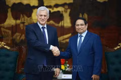 Le Premier ministre Pham Minh Chinh (droite) reçoit le directeur général du groupe Standard Chartered Bill Winters. Photo: VNA