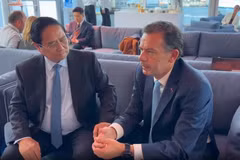 Le Premier ministre Pham Minh Chinh (gauche) et son homologue portugais, Luis Montenegro. Photo: VNA