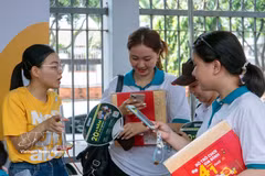 Des travailleurs en recherche d’emploi lors du programme "Soutien aux travailleurs 2025", organisé par le Centre de services pour l’emploi des jeunes de Ho Chi Minh-Ville. Photo: VNA