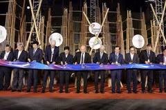 Les délégués coupent le ruban d'inauguration du salon. Photo: VNA 