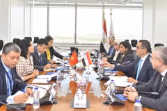 Lors de la séance de travail entre la vice-ministre vietnamienne de l’Industrie et du Commerce, Phan Thi Thang et le ministre et deux vice-ministres égyptiens de l’Investissement et du Commerce extérieur. Photo : moit.gov.vn