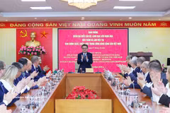 Nguyen Thanh Nghi, membre du Bureau politique, secrétaire du Comité central du Parti communiste du Vietnam et président de la Commission centrale des politiques et des stratégies, reçoit une délégation de cadres et de dirigeants russes. Photo: VNA
