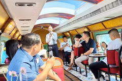 Un nouveau train touristique haut de gamme relie Hanoï à Ninh Binh, offrant aux voyageurs une nouvelle façon de découvrir les paysages et le patrimoine de l’ancienne capitale. Photo : internet