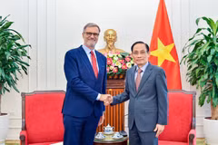 Le ministre vietnamien des Affaires étrangères Le Hoai Trung (à droite) reçoit l’ambassadeur de France au Vietnam, Olivier Brochet. Photo : ministère des Affaires étrangères du Vietnam.