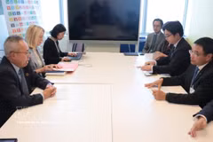 Le vice-Premier ministre Nguyen Van Thang rencontre Li Junhua, secrétaire général adjoint des Nations Unies chargé des affaires économiques et sociales. Photo : VNA