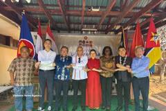 Les ambassadeurs et représentants diplomatiques de l'ASEAN à Maputo, au Mozambique, ont manifesté leur solidarité et leur amitié lors de la Foire culinaire. Photo : VNA