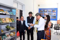 Les délégués visitent l'Espace culturel indien. Photo: VNA