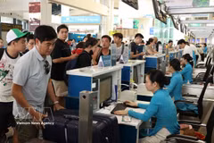 Des passagers s'enregistrent à l'aéroport de Noi Bai. Photo : VNA
