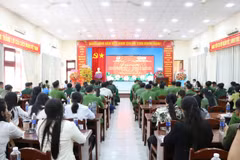Lors de la cérémonie d'ouverture du cours de formation sur la sécurité, la santé et la réponse aux situations d'urgence pour la conférence APEC 2027. Photo : https://congan.angiang.gov.vn/