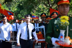 Le Premier ministre Le Minh Hung assiste à une cérémonie d’hommage et d’inhumation de martyrs à Quang Tri. Photo: VNA