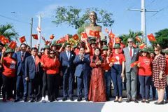 Le Premier ministre Pham Minh Chinh assiste à la cérémonie de rénovation et de dépôt de gerbe au mémorial du Président Hô Chi Minh, à Saint-Domingue, en République dominicaine. Photo: VNA