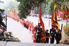 La délégation de la commune de Hy Cuong accomplit le rituel au temple supérieur. Photo : VNA