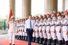 Le secrétaire général et président To Lam passe en revue la garde d'honneur de la Sécurité publique. Photo : VNA