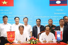 Thieu Viet Dung, chef adjoint du comité de gestion de la zone économique ouverte de Chu Lai, et Khamhou Onmani, directeur du Service des finances de Sékong ont officiellement signé un procès-verbal de travail. Photo : VNA